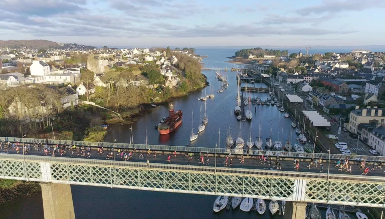 les coureurs des foulées passent sur le pont de Douarnenez